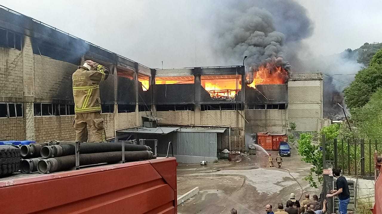 الحريق مستمر في معمل المفروشات في نهر ابراهيم