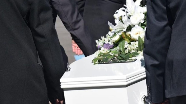 بالفيديو.. امرأة تستيقظ و تطرق على التابوت خلال جنازتها!