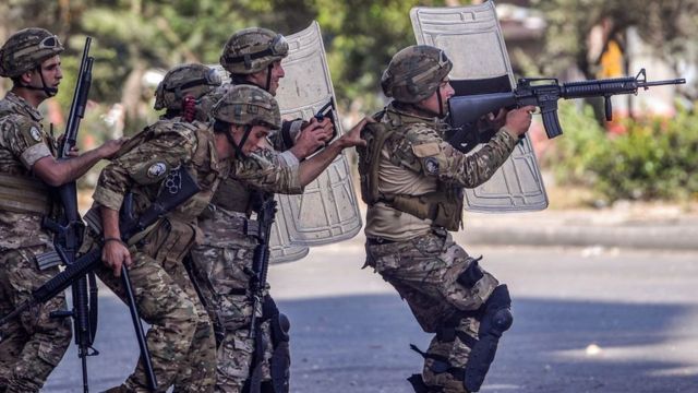 الجيش: مقتل رئيس عصابة وتوقيف مطلوبين أثناء عملية أمنية في حورتعلا - البقاع