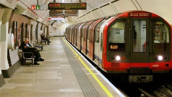 بريطانيا.. راكب يطعن نفسه حتى الموت في محطة مترو!