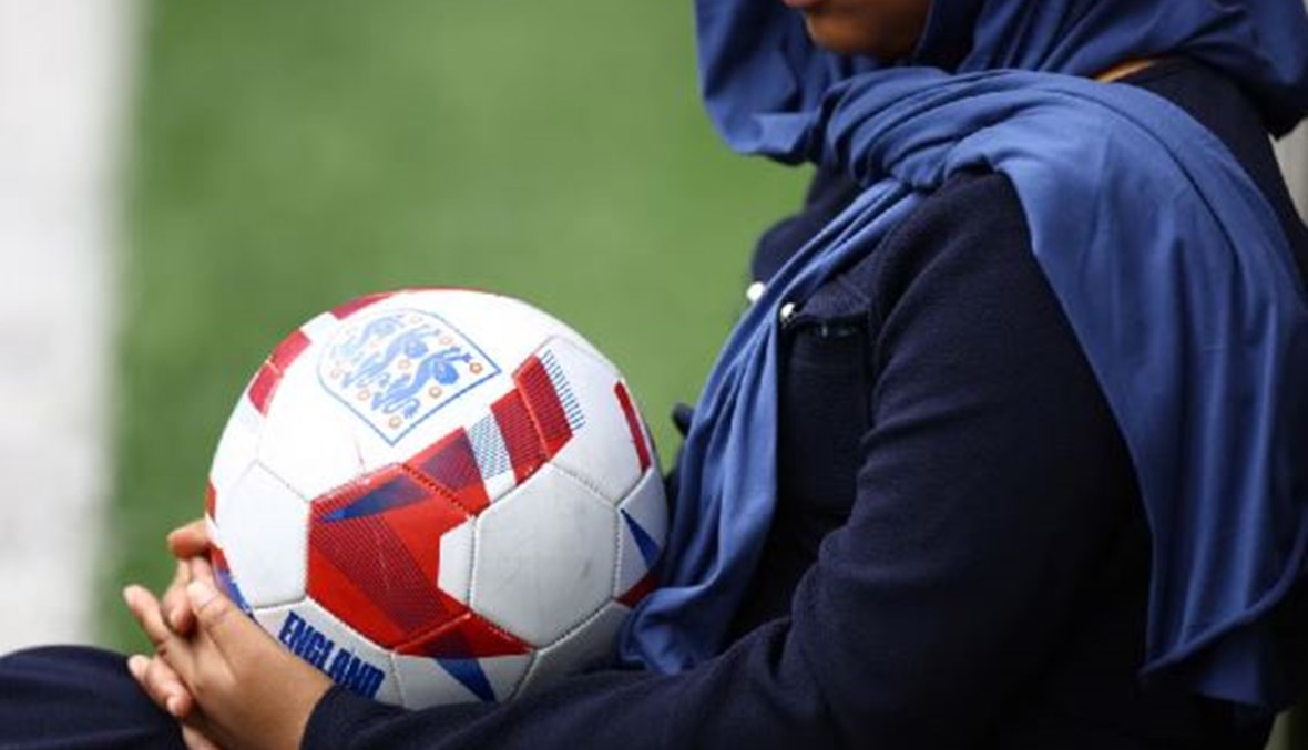 "لا للحجاب في الرياضة".. مجلس الدولة الفرنسي يؤيد حظراً على ارتداء لاعبات كرة القدم للحجاب!