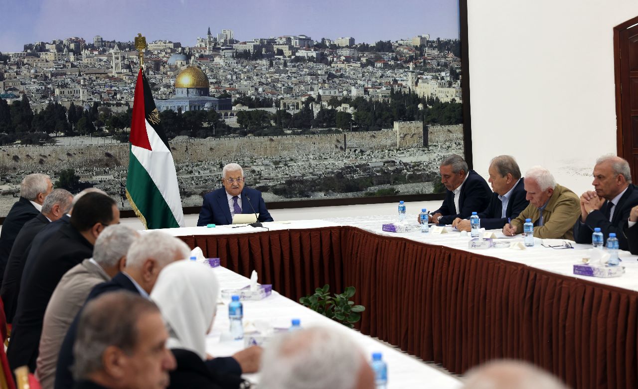 الرئيس عباس خلال ترؤسه اجتماع القيادة: نجدد مطالبتنا للمجتمع الدولي بضرورة توفير الحماية الدولية العاجلة لشعبنا وفرض العقوبات على الاحتلال