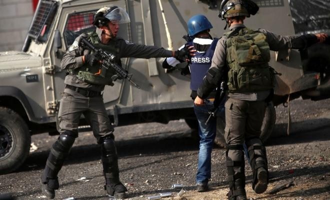 الاحتلال يعتدي على صحفيين غرب نابلس