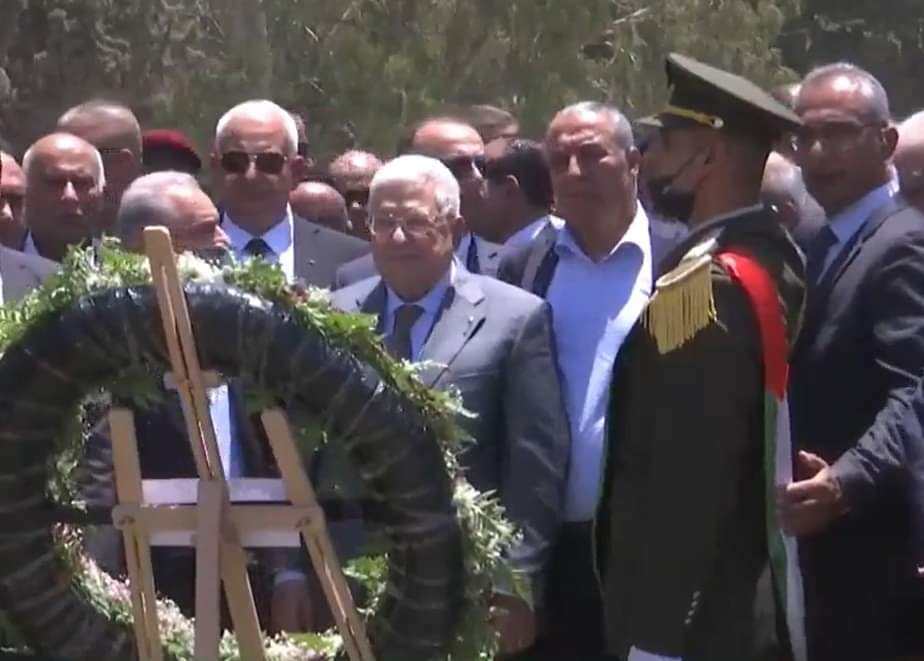 الرئيس  عباس يضع إكليل زهور على أضرحة الشهداء في المقبرة الجديدة بمخيم جنين