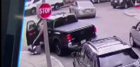 فيديو: لص يسرق شاحنة ويكتشف وجود رضيع فيها.. لن تصدق ما فعله؟