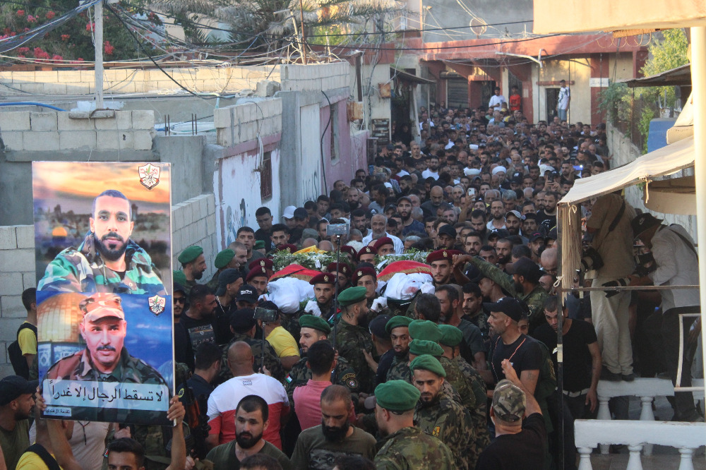 "فتح" و"الأمن الوطني" وحشد جماهيري يشيعون اللواء أبو أشرف العرموشي ورفيقه في مخيم الرشيدية