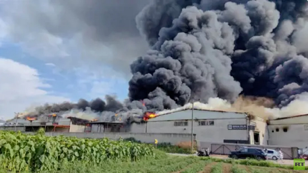 بالفيديو..  حريق في مدينة بورصة التركية يلتهم 10 مصانع!