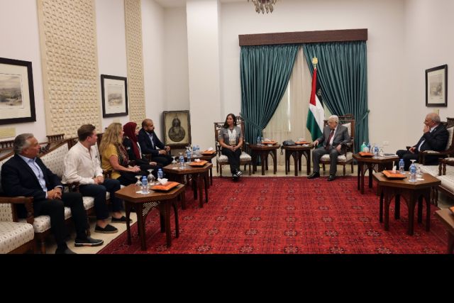 الرئيس عباس يستقبل اللاعبتين فاليري ترزي وحلا القاضي