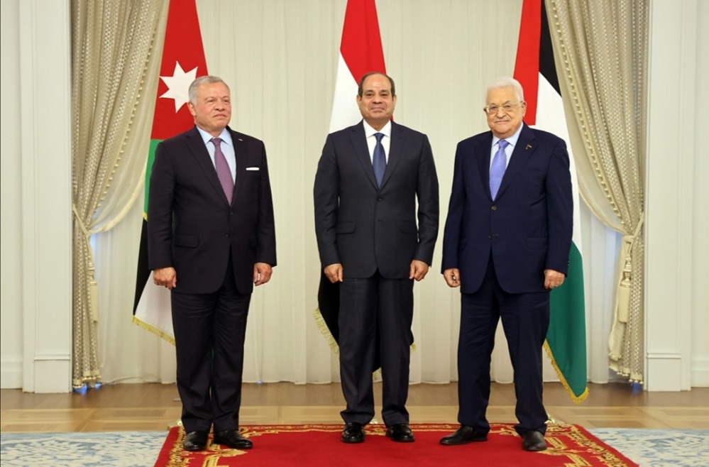 القمة الثلاثية في مصر: حل القضية الفلسطينية وتحقيق السلام العادل والشامل خيار استراتيجي وضرورة إقليمية ودولية