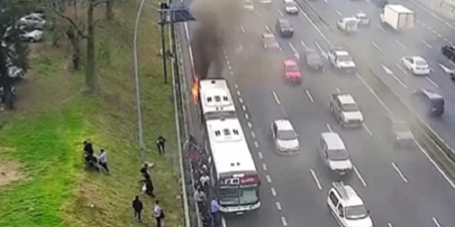 بالفيديو.. ركاب يفرّون من حافلة “مشتعلة”!