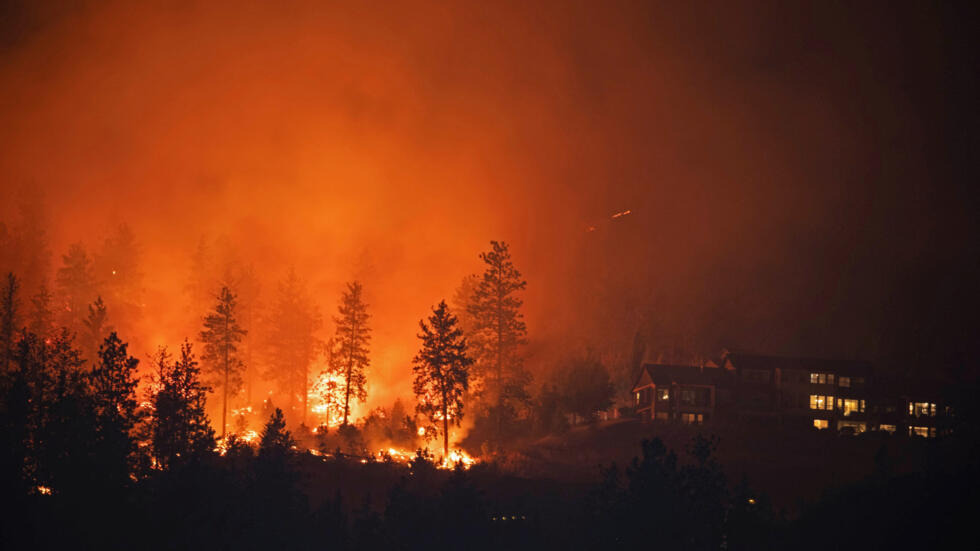 حرائق كندا تتمدّد واستمرار عمليّات إجلاء السكان.. النيران تهدّد مئات المنازل!