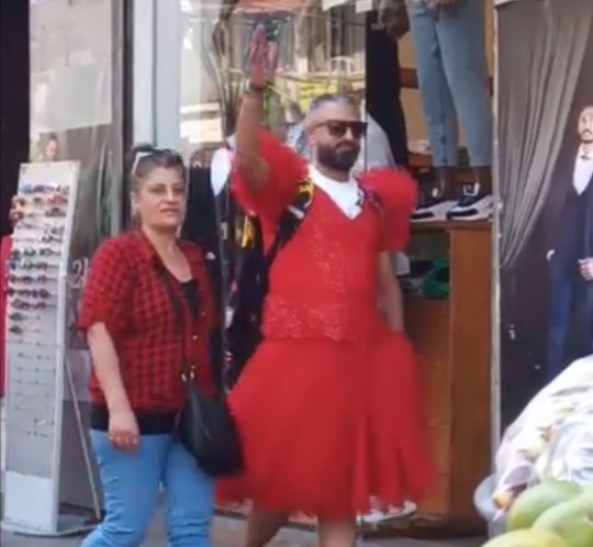 فيديو: مزحة بين أصدقاء "قلبت جد".. توضيح من صاحب الفيديو الذي انتشر وهو يرتدي فستاناً أحمر في صيدا!