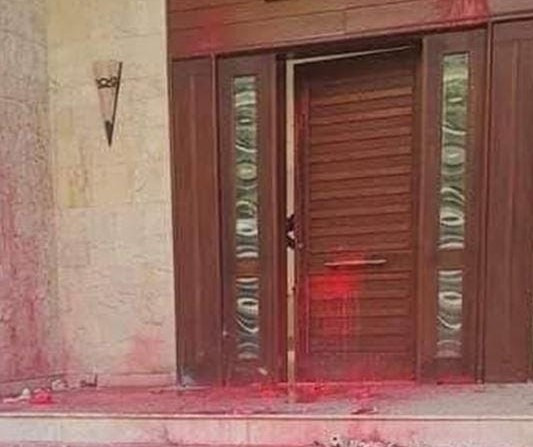 فيديو: تكسير للزجاج وإلقاء متفجرات.. اعتداء على سفارة أذربيجان في بيروت!