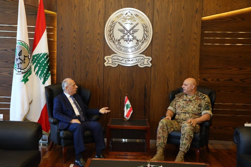 وزير الدفاع التقى قائد الجيش واطلع منه على الأوضاع الأمنية