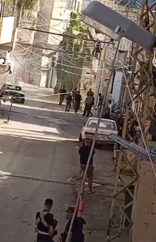 بالفيديو: اشتداد وتيرة الاشتباكات  على محور حي الرأس الأحمر والطيري...