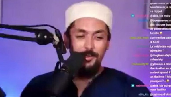 بالفيديو.. ردّ فعل صادم لداعية مغربي لحظة وقوع الزلزال المدمر!