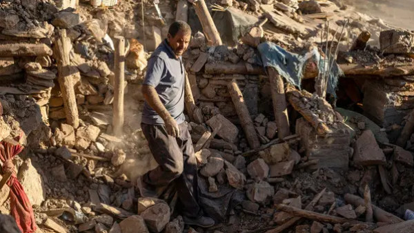 فيديو مأساوي لمغربي يبحث عن أولاده تحت الأنقاض عقب الزلزال المدمّر