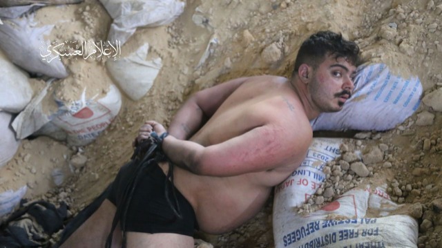بالصور: جنود أسرى من قوات الاحتلال بقبضة "كتائب القسام" بغزة