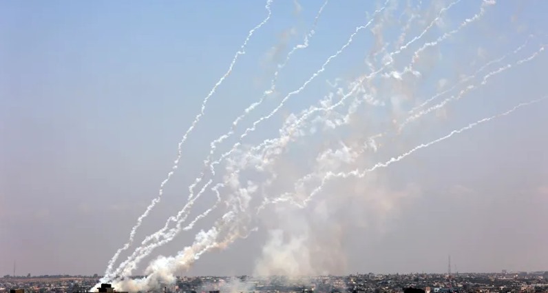 بالفيديو: تنفيذا لتهديدات ابو عبيدة.. انطلاق وابل كبير من الصواريخ من غزة باتجاه عسقلان