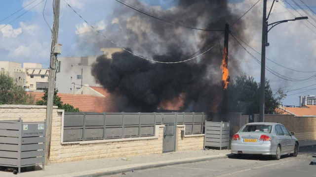 بالفيديو.. احتراق منازل في سديروت جراء صواريخ المقاومة