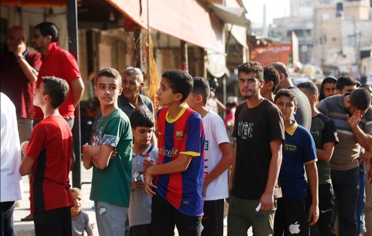 بالصور.. عشرات المواطنين يصطفون أمام أحد المخابز وسط قطاع غزة لشراء الخبز