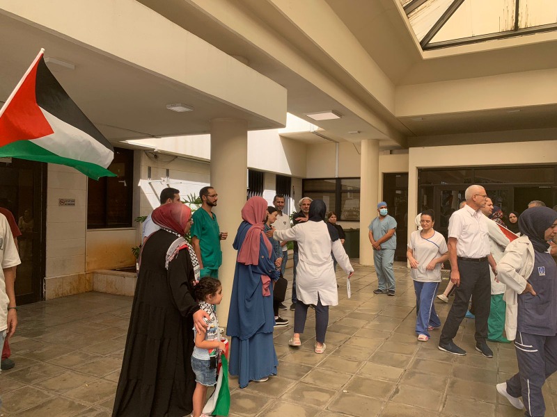 موظفو مستشفى صيدا الحكومي خلال الوقفة التضامنية ضد العدوان على غزة: إبادة جماعية ترتكب بحق الشعب الفلسطيني