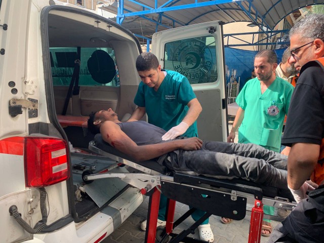 وصول شهداء والعشرات من الاصابات للمستشفى الكويتي اثر استهدافٍ
