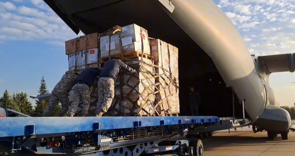 بالصور | القوات المسلحة التركية ترسل طائرة جديدة محملة بأطنان من الأدوية والأجهزة الطبية والمساعدات الاغاثية إلى غزة