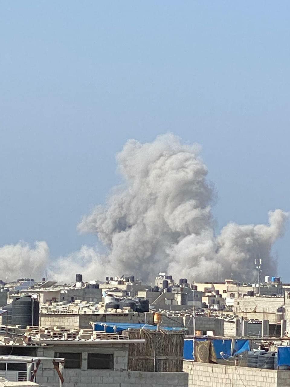 بالصور | الطائرات الحربية الإسرائيلية لا تزال تشن غارات عنيفة من شمال قطاع غزة حتى جنوبه