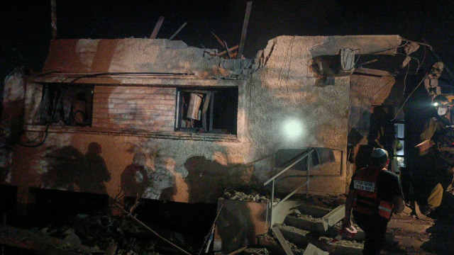 بالصور - حرائق ودمار في "كريات شمونة" بعد اطلاق صواريخ من لبنان