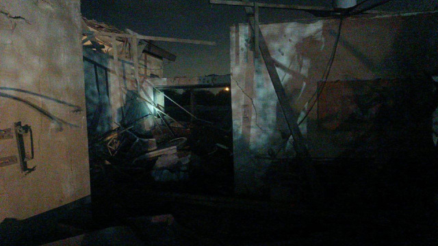بالصور - حرائق ودمار في "كريات شمونة" بعد اطلاق صواريخ من لبنان