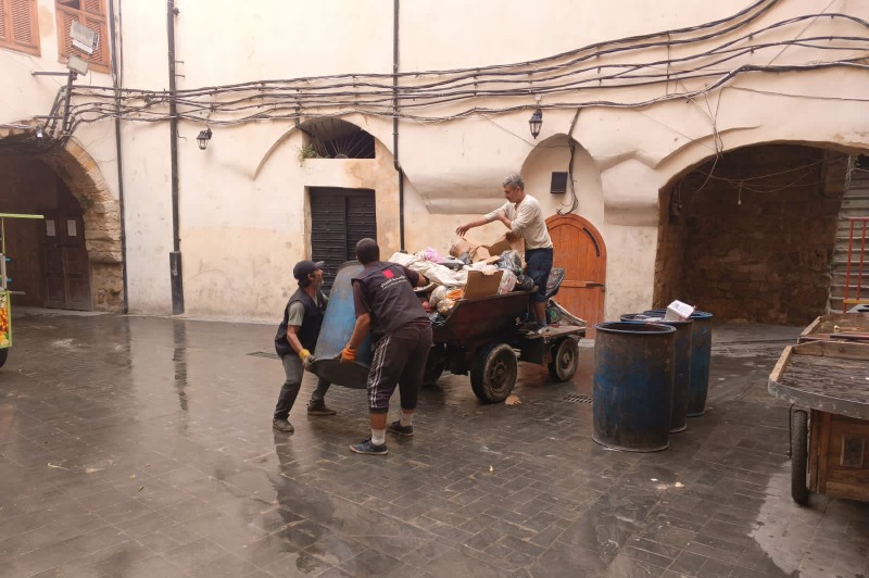 في إطار مبادرة أطلقتها لمؤازرة البلدية: فرق "مؤسسة الحريري" تواصل  أعمال كنس وجمع ونقل النفايات من صيدا القديمة