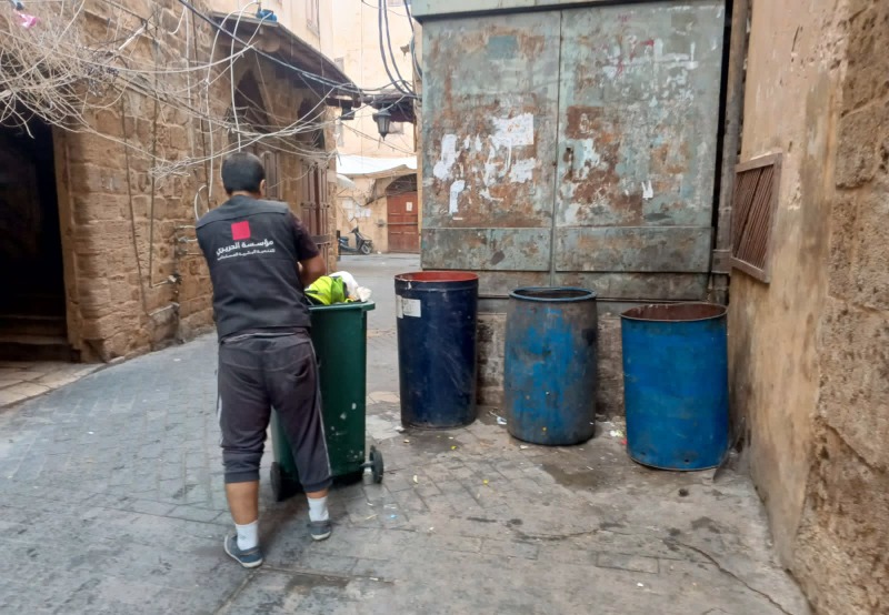 في إطار مبادرة أطلقتها لمؤازرة البلدية: فرق "مؤسسة الحريري" تواصل  أعمال كنس وجمع ونقل النفايات من صيدا القديمة
