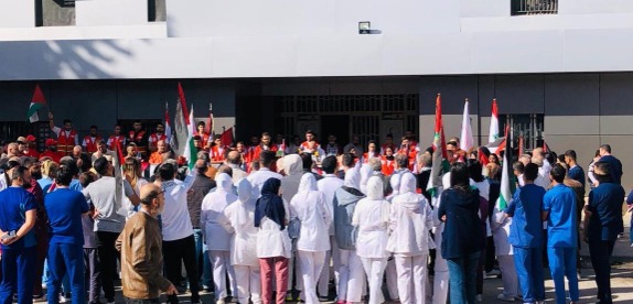 مستشفى الهمشري ومستشفى الراعي تنظمان وقفة تضامنية مع الطواقم الطبية والإسعافية في فلسطين