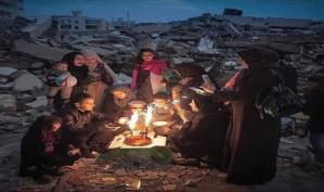 بالصورة: عائلة فلسطينية من غزة تحتقل بعيد ميلاد احد أطفالها على حطام منزلها.