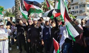 بالصور: طلاب مدارس صيدا..  إحراق الأعلام  الاسرائلية بوقفة تضامنية  نصرة لغزة