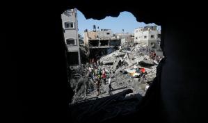 بالصور: قصف منزل عائلة منصور فى دير البلح وسط قطاع غزة عشرات الشهداء والجرحى تحت الأنقاض منتصف الليلة
