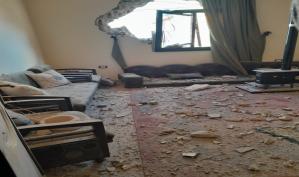 بالصور: الاحتلال  استهدف  منزلاً بالقرب من صيدلية يوسف في بلدة عيترون الجنوبية، وشائت العناية الإلهية أنها لم تنفجر