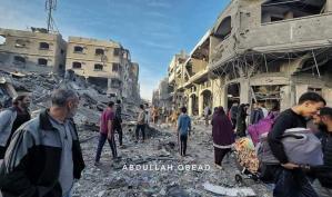 بالصور: المواطنون يتفقدون الأحياء المدمرة بالكامل في غزة.