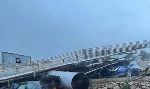 بالصور: سقوط لوحة إعلانية كبيرة على معرض سيارات في الرميلة