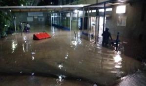 بالصور: مستشفى قلب يسوع يغرق بمياه الامطار