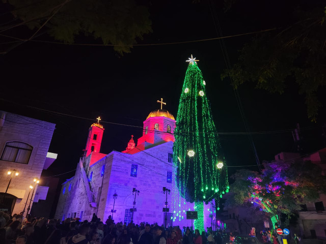 بلدية مغدوشة تضيء شجرة الميلاد