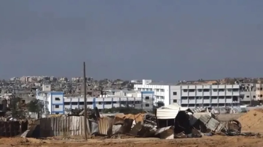 بالفيديو - وسط الضحكات والهتافات ... شاهد ماذا فعل الاحتلال بمدرسة تابعة لـ"الأونروا" في غزة!