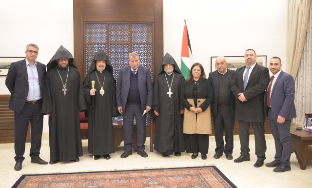 نيابة عن الرئيس عباس ... د. خوري يتسلم دعوة لحضور قداس عيد الميلاد المجيد للأرمن الارثوذكس