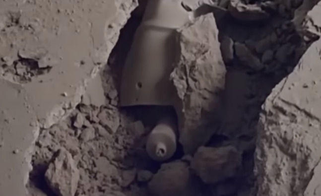 بالفيديو - صاروخ اسرائيلي يخترق مبنى من 4 طوابق في غزة دون أن ينفجر!