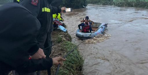 بالصور - بِواسطة زورق ... الدفاع المدني ينقذ أشخاص حاصرتهم السيول داخل منزلهم!