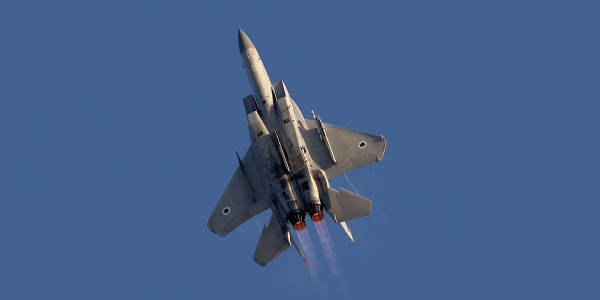 المقاومة الفلسطينية تستهدف طائرة حربية إسرائيلية أثناء قصفها قطاع غزة!