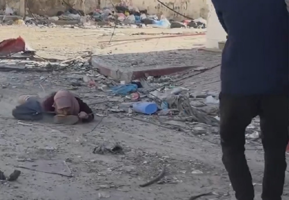بالفيديو - مشهد صادم لمحاولة إنقاذ فلسطينية أصيبت برصاص قناص إسرائيلي!
