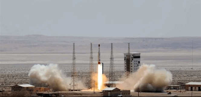 لأوّل مرة في تاريخها.. إيران تطلق 3 أقمار اصطناعية للفضاء بنجاح