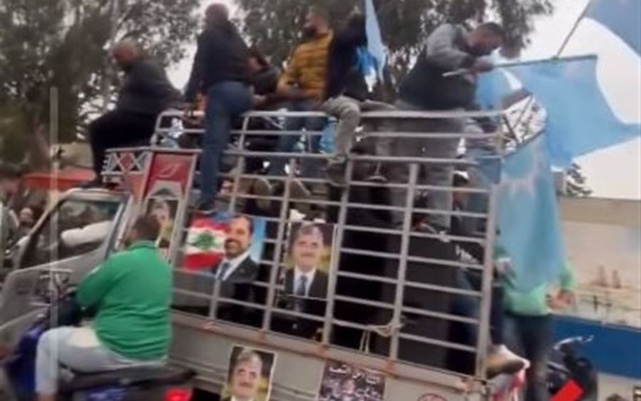 بالفيديو - مسيرات حاشدة في طريق الجديدة إحتفالاً بعودة الحريري